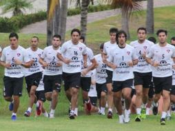 El equipo rojinegro en una sesión de entrenamiento en la playa. Tomada de @atlasoficial. ESPECIAL /