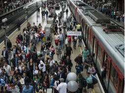 Trabajadores del metro advierten que entrarán este jueves si no hay un reajuste salarial. EFE /