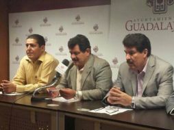 El secretario de Medio Ambiente y Ecología, Juan Carlos Vázquez en rueda de prensa, anunciando la campaña de descacharrización. ESPECIAL /