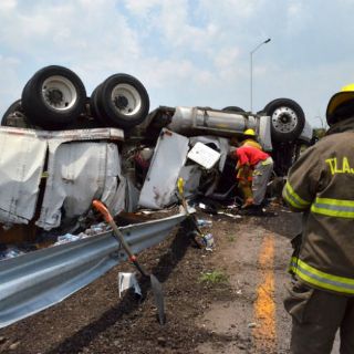 Tráiler cargado con agua vuelca en carretera a Chapala