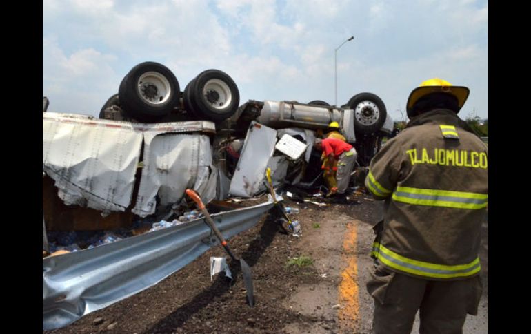 El vehículo quedó prácticamente con las llantas arriba. ESPECIAL /
