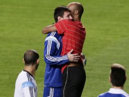Un eufórico aficionado abraza a Lionel Messi, durante un entrenamiento de la Selección argentina. EFE /