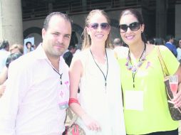En la celebración. Rodrigo Amieva, Ana Paula Meana y Paola Marín.  /