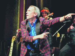 En otra faceta. Hugh Laurie se mostró conmovido por el recibimiento de sus fans, que llenaron el Diana.  /