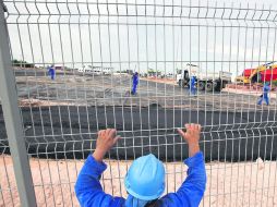 LENTOS. Trabajadores asfaltan los alrededores del estadio Amazonia en Manao (Brasil) con motivo del Mundial de Fútbol Brasil 2014. EFE /