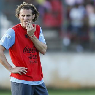 Diego Forlán regresa a entrenamientos con Uruguay