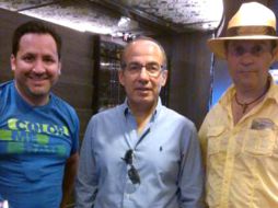 Felipe Calderón se toma fotos con otras personas que viajan en el mismo crucero que él para ver a la Selección Mexicana. SUN /