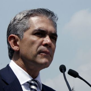 Arrebatan micrófono a Mancera durante informe de la CDHDF