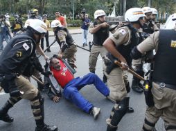 Elementos de la policía militar avanzan por las calles para dispersar a los manifestantes. AP /
