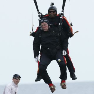 Bush padre salta en paracaídas por su 90mo cumpleaños