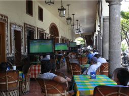Esta tarde, los tapatíos acudieron a establecimientos para presenciar el partido inaugural del Mundial.  /
