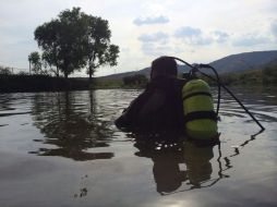 Rescatistas se sumergieron en el agua en búsqueda del menor. ESPECIAL /