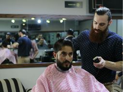 Salvador Chanzá, 'Lord Jack Knife', se presentó ayer en Barbierattoo, una peluquería, barbería y lugar de piercings y tatuajes.  /