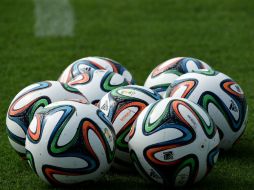 La FIFA se reservará los balones del partido inaugural y de la gran final, los demás serán rifados. AFP /