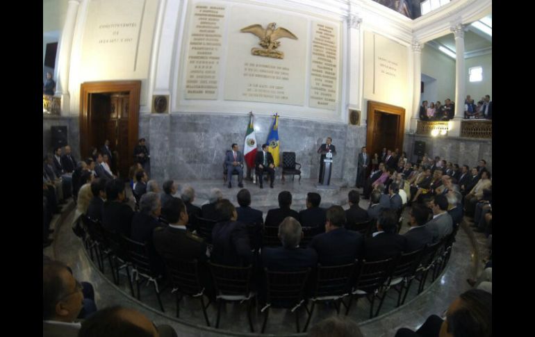 López Lara (i) acepta la encomienda con responsabilidad y compromiso para seguir trabajando por los jaliscienses, asegura. ARCHIVO /