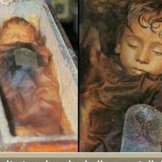 Niña momificada abre y cierra los ojos
