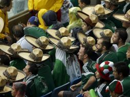 Cientos de aficionados mexicanos acompañan a la Selección Nacional en su debut en Brasil 2014. AP /