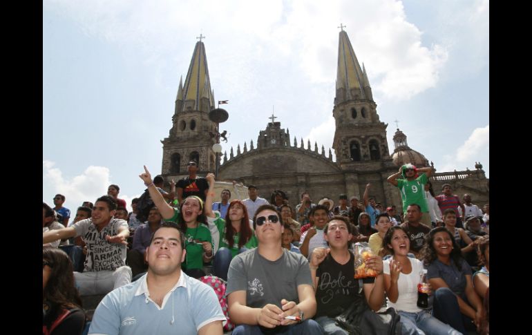 Los tapatíos disfrutaron la victoria de la Selección, con todo y los goles anulados.  /