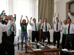 Fiel al compromiso que hizo, Peña Nieto aparece con corbata verde al lado de su esposa. ESPECIAL /