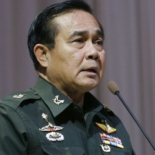 Junta militar en Tailandia levanta toque de queda