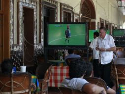 Aficionados acuden a restaurantes y otros establecimientos para ver el Mundial.  /