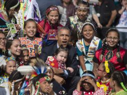 Obama se toma una fotografía en medio de niños indígenas de Dakota del Norte. AFP /