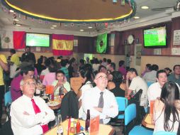 Cambia interés. Los partidos de México distraen a las personas de sus actividades cotidianas.  /