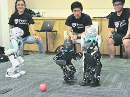 Mejora. Los robots han mejorado desde hace una década, pasando de máquinas de cuatro patas a humanoides sobre dos piernas. AFP /