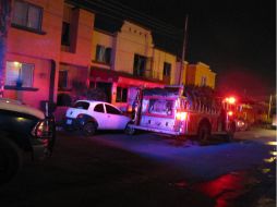 Los tragahumos se aprestaron a sofocar el incendio, aunque no pudieron determinar las causas del accidente.  /