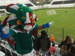 Aficionados aprecian entrenamiento de estiramiento de la Selección en el estadio Frasqueirao ABC, en Natal. Foto: @miseleccionmx. ESPECIAL /