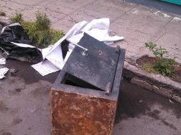 Se presume que la caja fuerte es abierta con barras y con taladro; se desconoce si contenía algo más que los cheques en blanco.  /