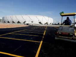 Un coche sospechoso es retirado del estado Arena Amazonia, donde Inglaterra e Italia jugarán su primer partido. EFE /