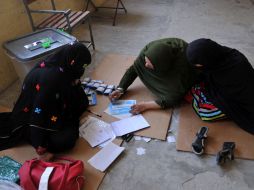 Varios afganos cuentan las papeletas después de las elecciones. AFP /
