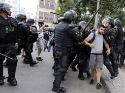 Las protestas continún pero son mucho menores, aunque a veces más violentas y radicales. EFE /