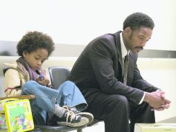 En el filme 'En busca de la felicidad', Will Smith interpreta a un padre en problemas económicos, pero con un gran amor por su hijo. ESPECIAL /