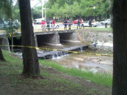 Bomberos de Zapopan acudieron al lugar para realizar el rescate del cadáver.  /