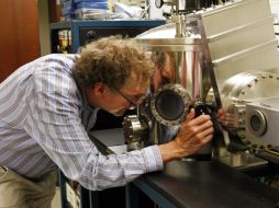 Ingenieros de la Universidad de Tennessee están probando una cubierta de cerámica capaz de soportar temperaturas elevadas. AP /