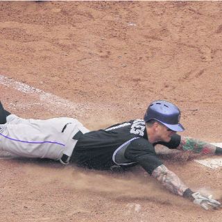 Los Rockies hacen que Sergio Romo pierda la brújula