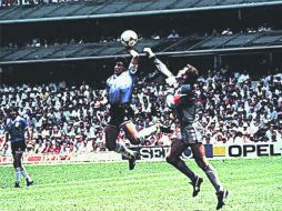 Maradona nunca ha negado lo que se conoce como 'La Mano de Dios'. ESPECIAL /