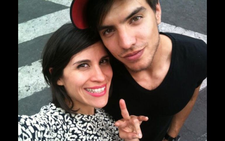 Vadhir comparte créditos con Ximena Ayala (Perfume de violetas). Foto: @XimenaAyala. ESPECIAL /