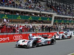 El equipo Audi celebra la victoria del R18 número dos, manejado por Benoit Treluyer (i). AFP /