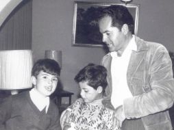 En la foto en blanco y negro muestra a Peña Nieto durante niñez al lado de su padre y su hermano menor. Foto: @EPN. ESPECIAL /