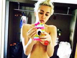 La joven aprece en la fotografía únicamente con pantaletas. ESPECIAL /