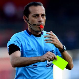Cuneyt Cakir, árbitro del Brasil-México