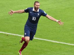 Benzemá abrió el marcador desde el punto de penal en el minuto 45. AFP /