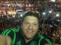 Miguel Herrera se tomó una 'selfie' y la compartió junto con un mensaje de agradecimiento a la afición. ESPECIAL /