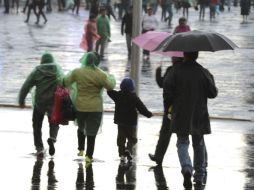 Las personas que se encontraban en las inmediaciones, corrieron para ponerse a salvo. ARCHIVO /