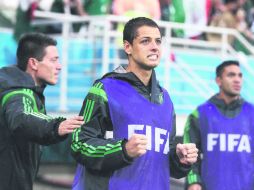 El 'Chicharito' aprieta los dientes mientras hace ejercicios precompetitivos en el partido del pasado viernes ante Camerún. AP /