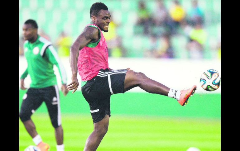Emmanuel Emenike espera explotar su potencia de tiro hoy, cuando la escuadra nigeriana se encare a Irán. AFP /