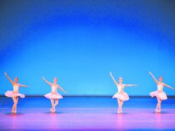Apertura. El Joven Ballet de Jalisco, durante su interpretación de El lago de los cisnes.  /